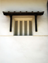 日本人の生活でも土蔵などものを保存する建物でも漆喰は多用されてきた。